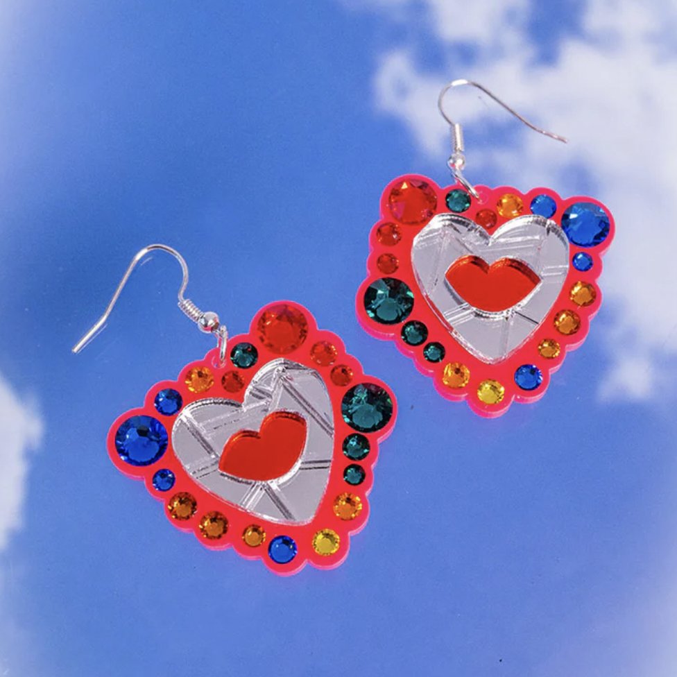 Inspired by naïve-style mosaics and the magical glow of glass bottle sculptures, consider Outsider Art IN with our Outsider Art Face Earrings: bit.ly/3vCVwZ8 💗