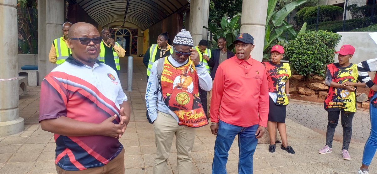 _cosatu's tweet photo. #COSATU Gauteng acknowledges all workers who participated in the #SabcPicket at Auckland Park @eNCA #YesToDecentSalaries https://t.co/k10ms6Mswx