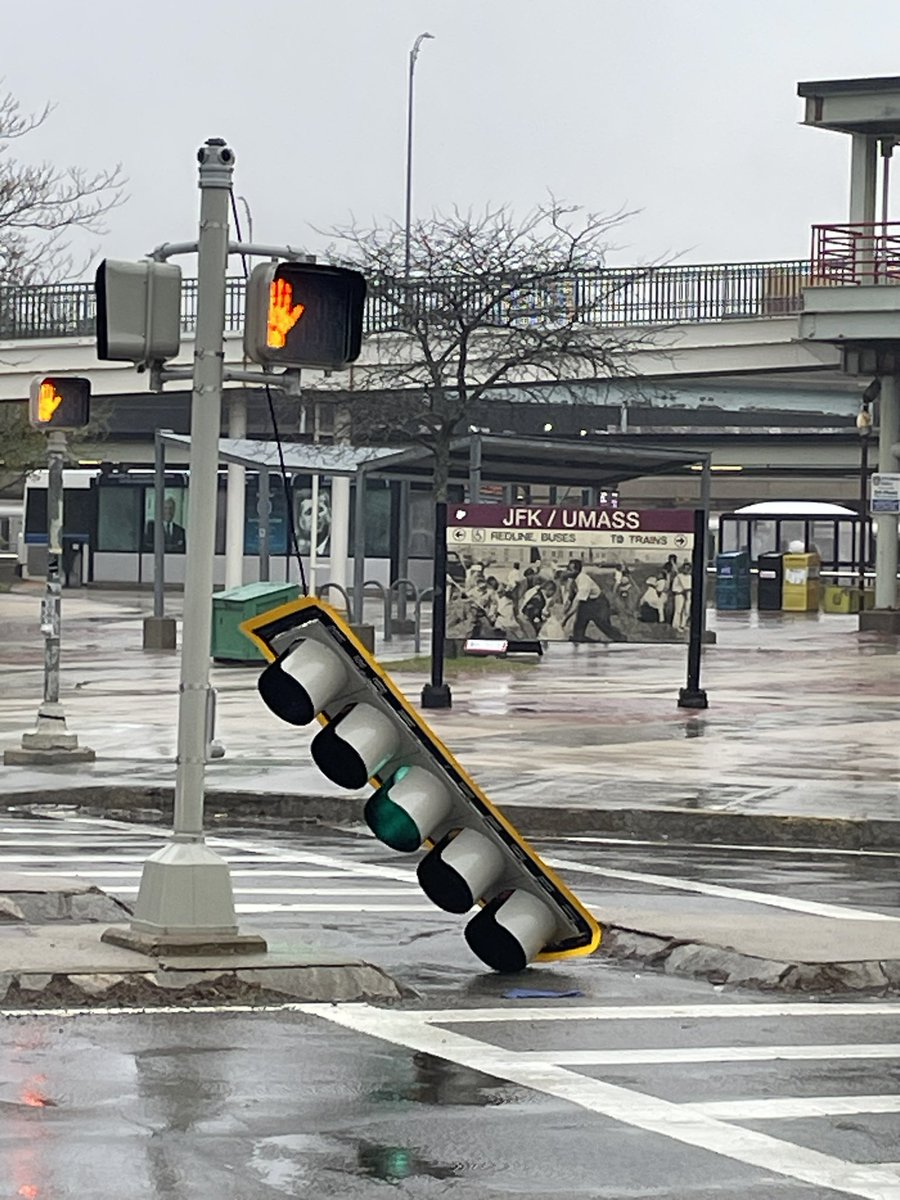 High winds from storm (4/4/24) blow over traffic lights near JFK/UMass Train stop @universalhub