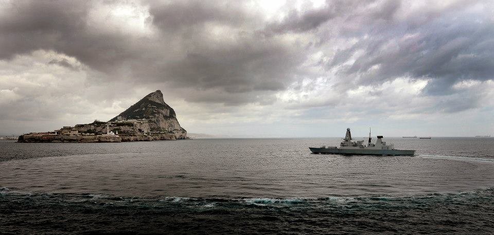 The newly deployed Type 45 or Daring-class air-defence destroyers @HMSDragon arriving at a rather stormy #Gibraltar, for a short stopover, on her maiden voyage to the Middle East ~ 4th April 2013 🇬🇮🇬🇧🏴󠁧󠁢󠁥󠁮󠁧󠁿⚓️

#WarhipPorn #RNGibraltar #DaringClass