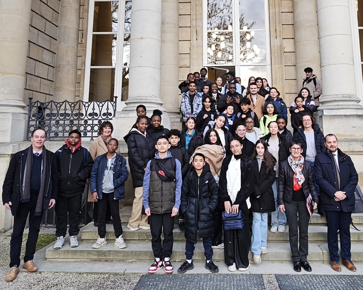 Les délégués de classe et les élèves de la classe défense du <a href="/CollegelouiseM/">REP+ Louise Michel</a> sont allés visiter les invalides et l'assemblée nationale le jeudi 28 mars sur invitation de la députée Chantal Jourdan <a href="/dsden61/">DSDEN61</a>