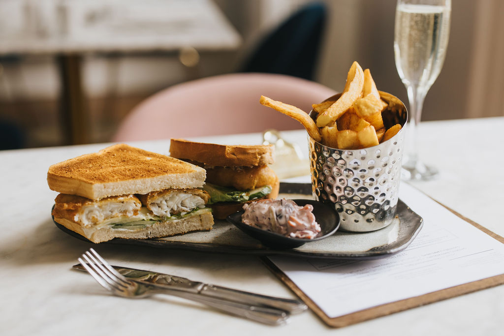 We've got a fantastic lunchtime offer for you to enjoy this Easter half-term. Tuck into a sandwich with fries & slaw, then your choice of brownie or scone, jam & cream, for just £10. Book a table: healingmanorhotel.co.uk/2024/01/31/10-… #lincsconnect #easter #lunch