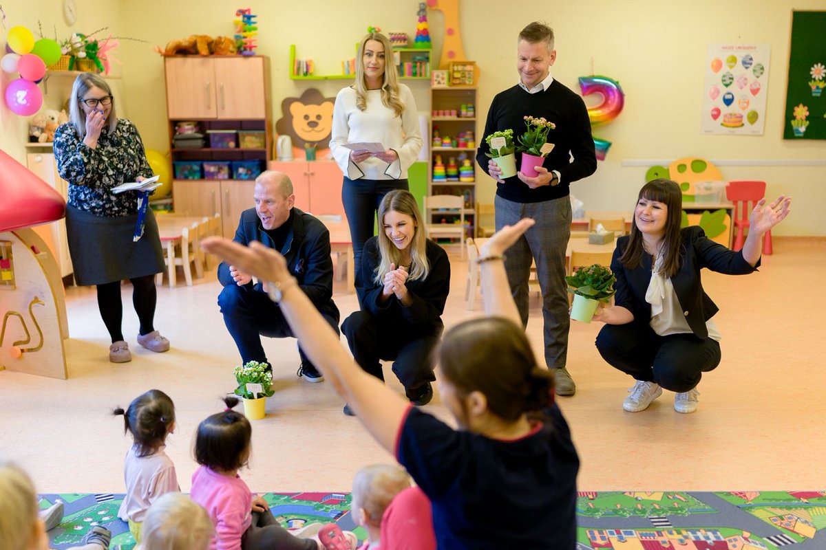 AGajewska's tweet photo. Świętujemy Dzień Opiekuna Małego Dziecka w Warszawie 👧👦

Z tej okazji odwiedzamy pracowników instytucji opieki nad dziećmi w wieku do lat 3 i dziękujemy za ich ciężką pracę dla najmłodszych. 

Już niedługo Dzień Opiekuna Małego Dziecka będziemy świętować w całej Polsce! ❤️ https://t.co/bz0UuDFJT0