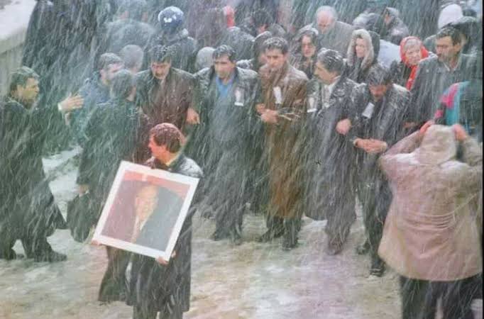 1997 Nisan’ın karlı bir günü, GMK bulvarında yürüyenlerdendim. Başbuğ Türkeş’e vefat yıldönümünü vesilesiyle Allah’tan rahmet diliyorum.