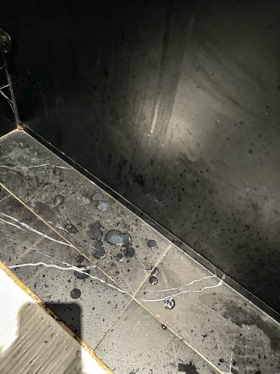 #深圳鸟洞 #鸟洞 真讨厌这种玩鸟洞还糟蹋成这样的家伙。射那么多，把厕所弄成这样，保洁生气的话跟上面反映了，很快就会被封。难得有个鸟洞玩，能不能不要祸害。