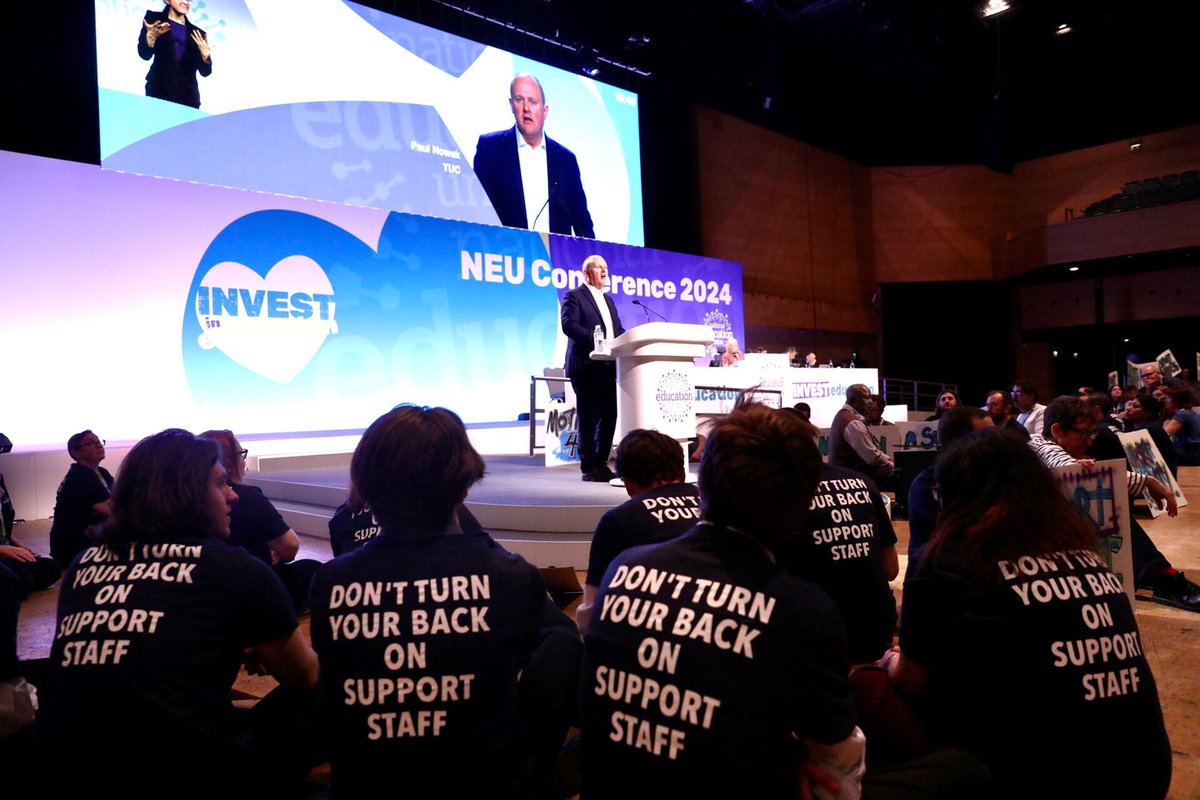 Paul Nowak, @The_TUC general secretary spoke today at #NEU2024. Support staff delegates staged a peaceful protest during his speech, calling on the TUC to back bargaining rights for support staff. 🧵Read some of his quotes in the thread below 📷 1/4