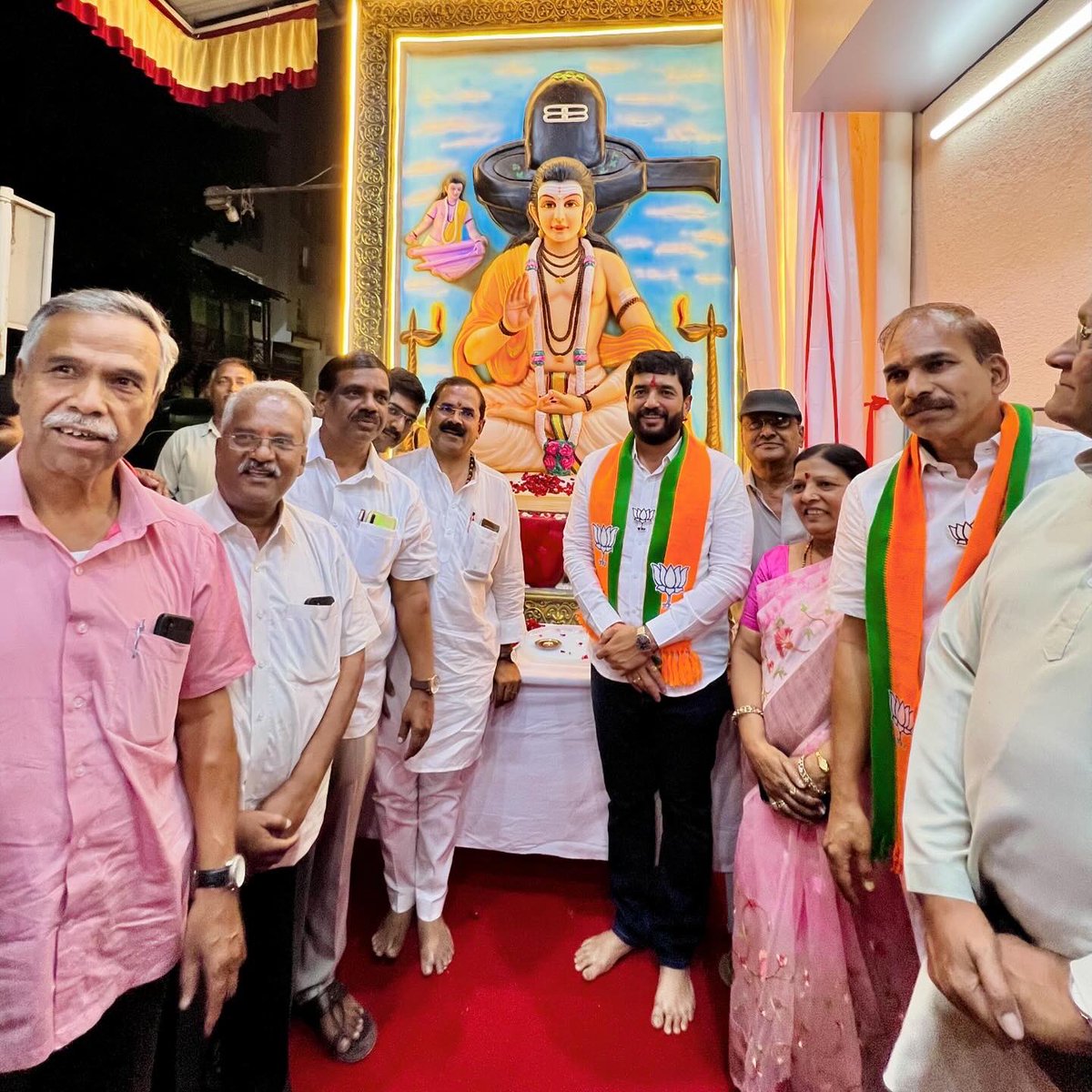 पाठिंब्याबद्दल स्वकुळ साळी समाजाचे आभार  !

जिव्हेश्वर मंदीर येथे श्री जिव्हेश्वरांची आरती करत दर्शन घेतले. तसेच यावेळी स्वकुळ साळी समाजाच्या वतीनं पुणे लोकसभेची भाजपा-महायुतीची उमेदवारी मिळाल्याबद्दल सत्कार करत शुभेच्छा देण्यात आल्या.

मा. मोदीजींच्या नेतृत्वावर आमचा पूर्ण