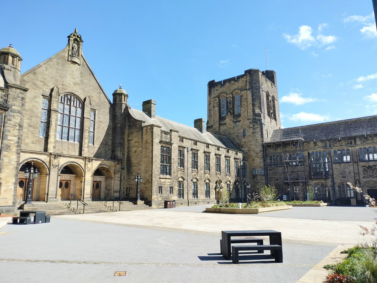 Prif Adeilad y Celfyddydau @prifysgolbangor, cartref ein Hysgol, yn ei holl ogoniant heddiw. @BangorUni's Main Arts Building, our School's home, in all its glory today.