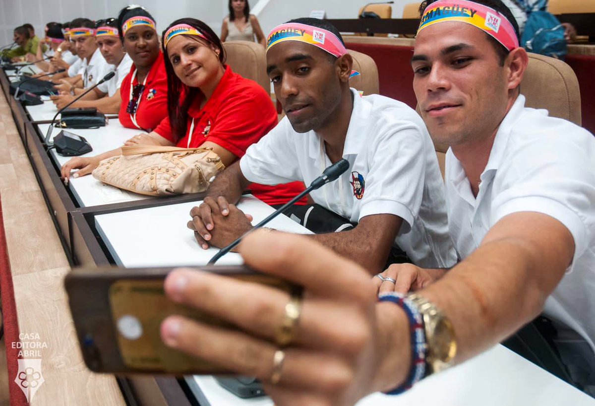 #CreaTuFelicidad. Con esta atractiva e inusual etiqueta, la <a href="/UJCdeCuba/">UJC de Cuba</a> está celebrando su día coincidiendo con la clausura de su #12CongresoUJC. Por lo que hemos visto de sus documentos y  debates está siendo muy buen congreso. Estaremos con ellos.