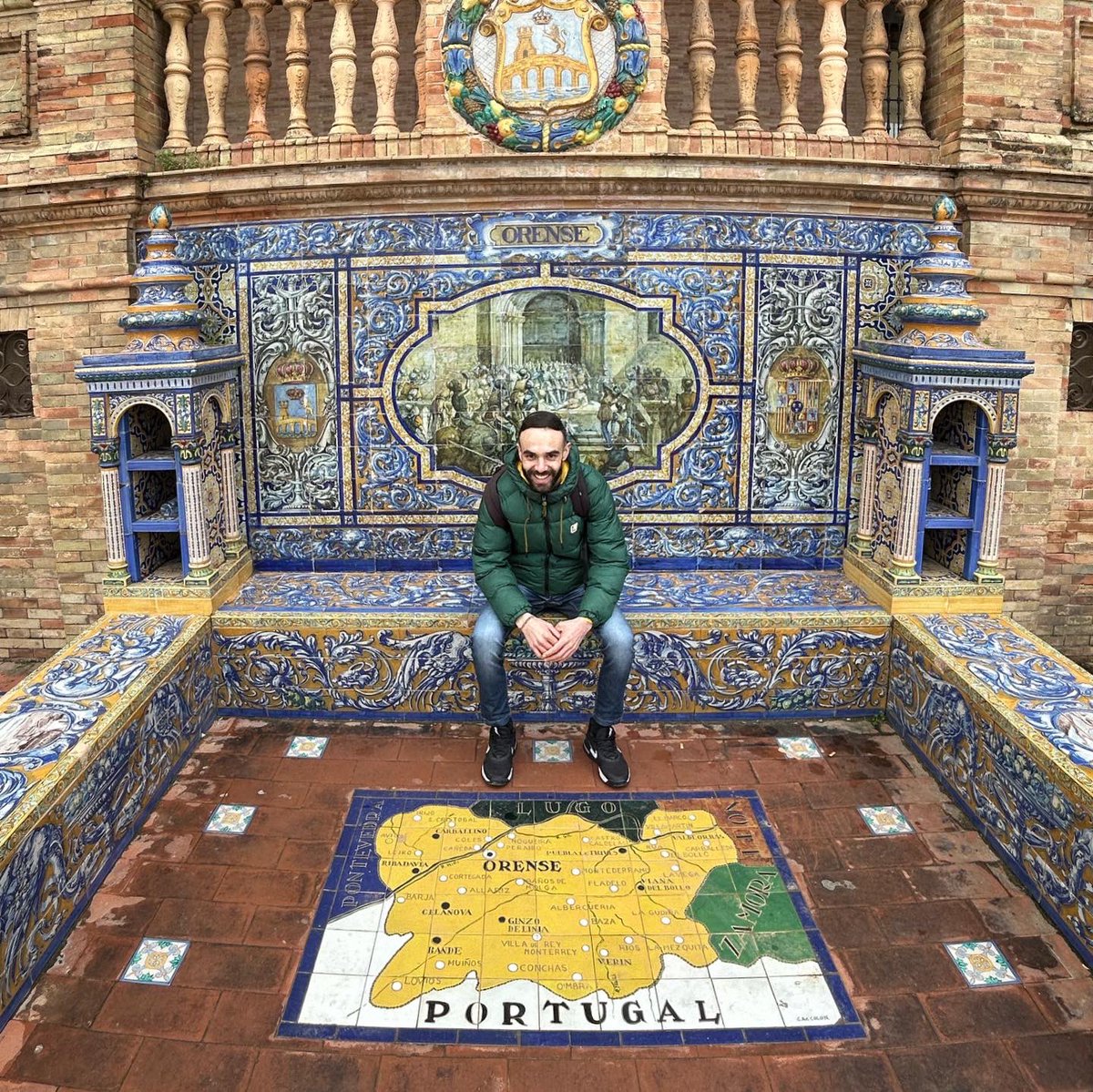 Hola hermano! 🙋🏻‍♂️🌞 . #spain #spagna #seville #siviglia #italia #italy #holiday #vacanze #grandangolo #wideangle #portugal #portogallo #world #mondo #piazza #plaza #hermano #fratello #photo #foto #goodvibes #vibrazioni #best #migliore #day #giorno #night #notte #stars #stelle