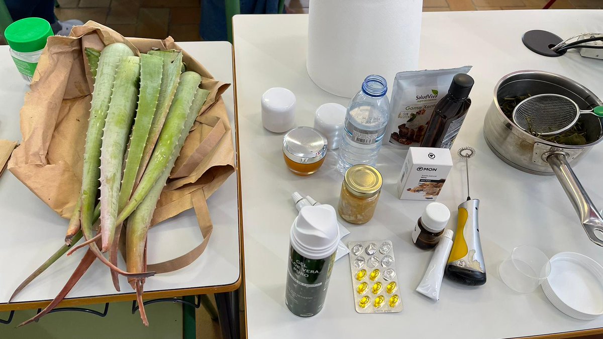 CepaCampoamor's tweet image. 🗓️ Hoy, las alumnas del #CepaCampoamor de CP Madrid I Mujeres @IIPPGob, realizan, con la colaboración del CEA #CaserioHenares de la @ComunidadMadrid, el &quot;Taller de Cosmética&quot;
#EducacionAmbiental #Ecologia #ODS
@fadultosprision @fadultos @ADEACAM2