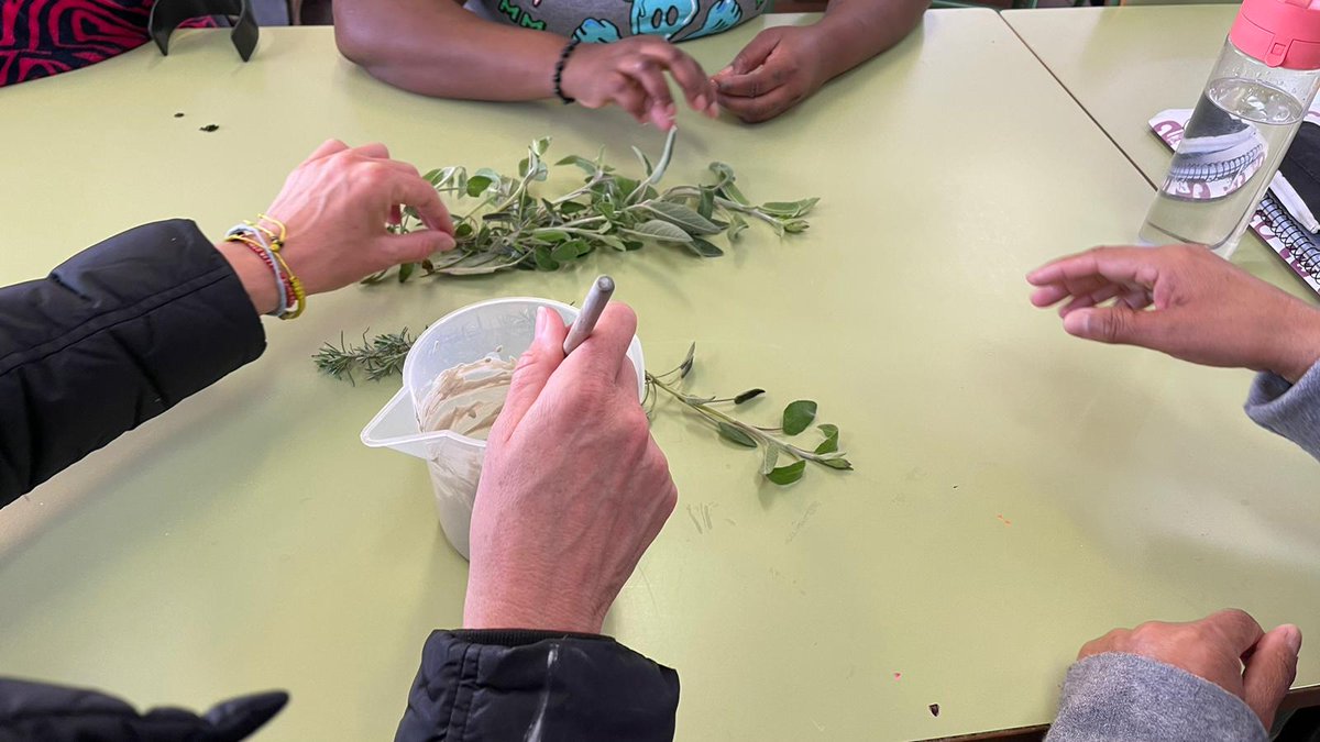 CepaCampoamor's tweet image. 🗓️ Hoy, las alumnas del #CepaCampoamor de CP Madrid I Mujeres @IIPPGob, realizan, con la colaboración del CEA #CaserioHenares de la @ComunidadMadrid, el &quot;Taller de Cosmética&quot;
#EducacionAmbiental #Ecologia #ODS
@fadultosprision @fadultos @ADEACAM2