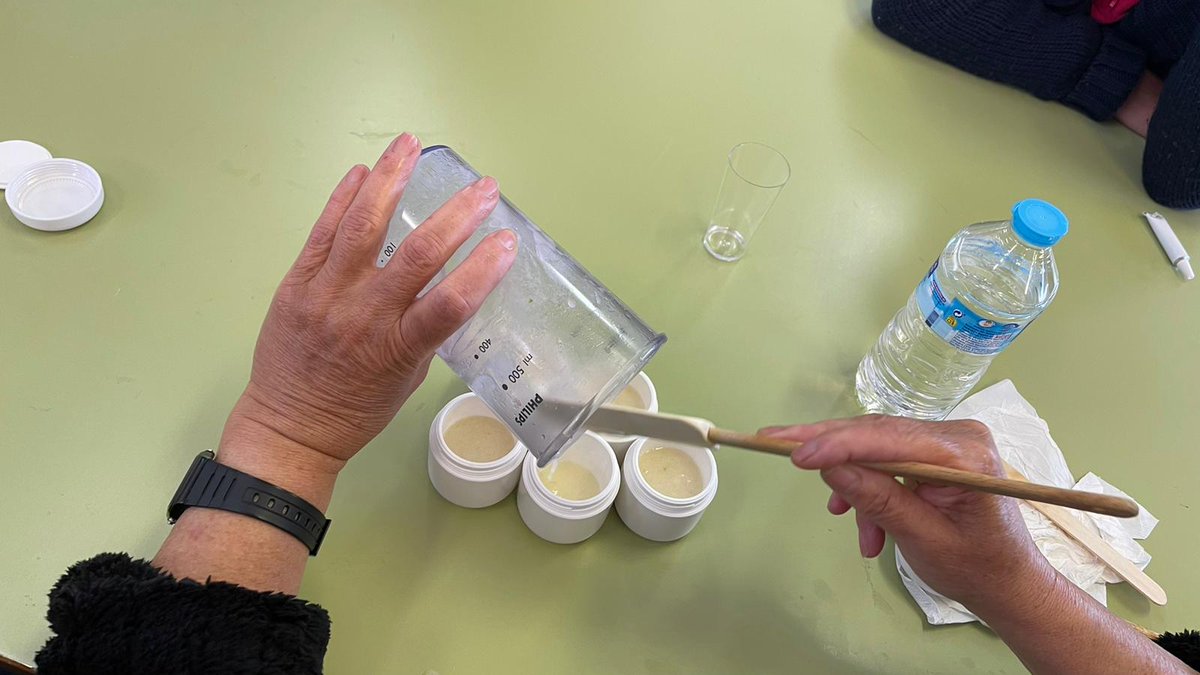 CepaCampoamor's tweet image. 🗓️ Hoy, las alumnas del #CepaCampoamor de CP Madrid I Mujeres @IIPPGob, realizan, con la colaboración del CEA #CaserioHenares de la @ComunidadMadrid, el &quot;Taller de Cosmética&quot;
#EducacionAmbiental #Ecologia #ODS
@fadultosprision @fadultos @ADEACAM2