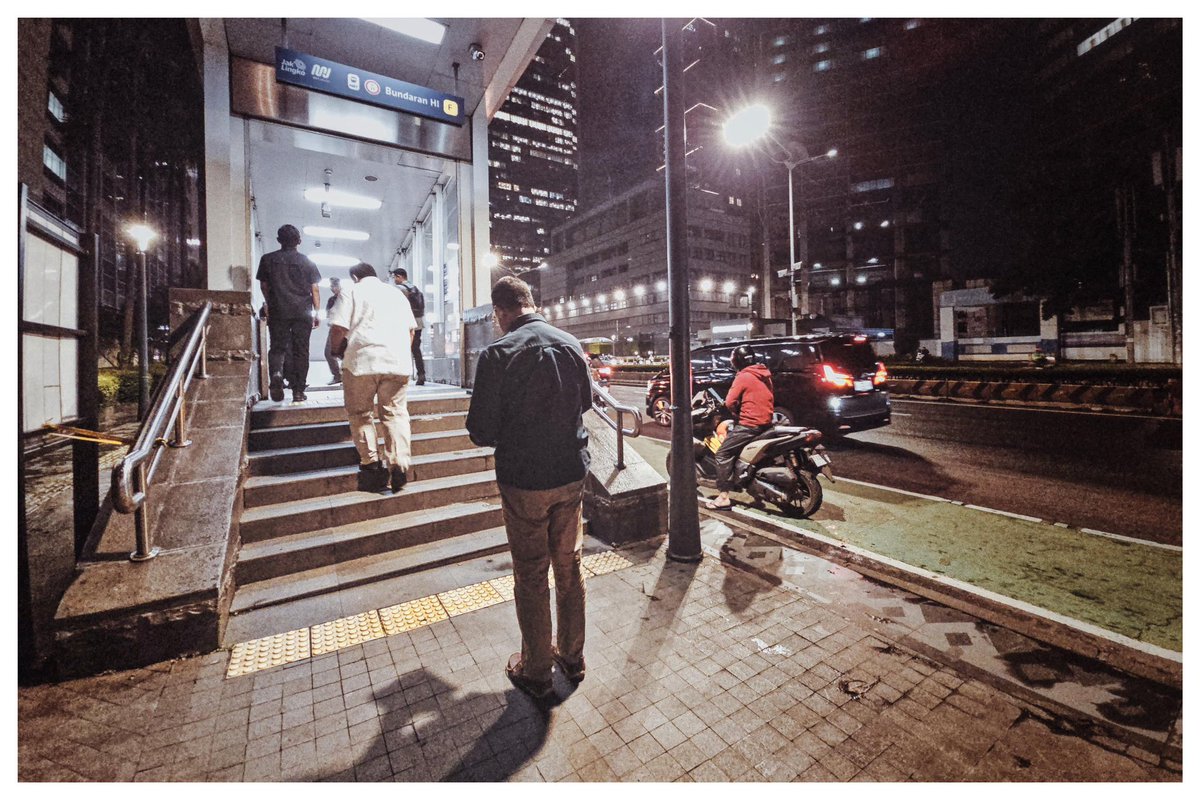 aniesbaswedan's tweet photo. Alhamdulillah, bisa pakai transum. Buat yg karena kondisi belum bisa pakai transum, semoga tetap lancar, aman dan sehat dalam perjalanan setiap hari, dan semoga ke depan segera berkesempatan dipermudah pakai transum. https://t.co/HUuUjYzhRw