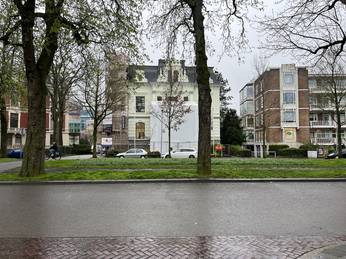 Met het herstel van de gevel van dit monumentale pand is men al zeker een jaar bezig. Mooi, die toewijding. Deste groter is de verbazing dat men er een kleur op aangebracht heeft die overkomt als glow-in-the-dark verf.