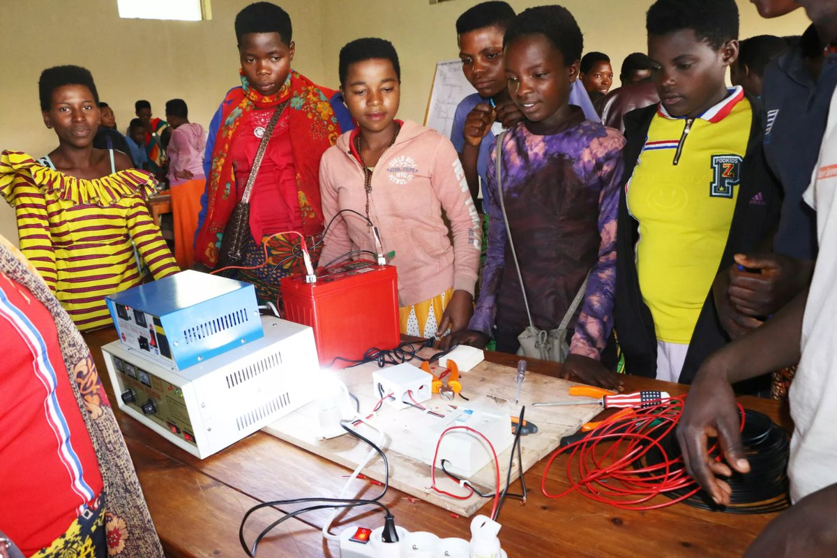 Saviez-vous que le nombre d’adolescents d’Afrique subsaharienne devrait atteindre la barre des 500 millions d’ici à 2050 ? @UNICEF_Burundi investit dans cette tranche de la population qui a le potentiel d’insuffler de profonds changements. urlz.fr/q8MC