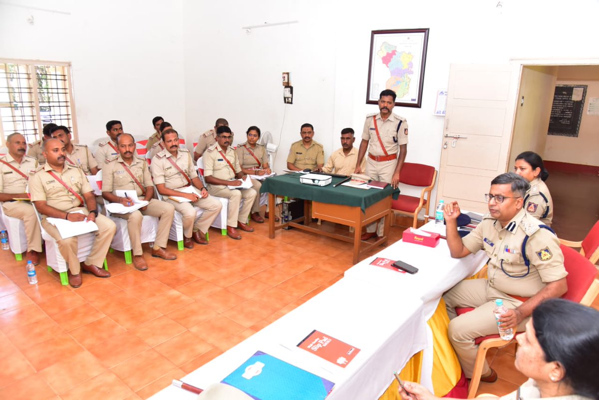 ಇಂದು ದಕ್ಷಿಣ ವಲಯದ ಡಿಐಜಿಪಿ ರವರಾದ ಶ್ರೀ.ಅಮಿತ್ ಸಿಂಗ್, ಐಪಿಎಸ್ ರವರು. ಹುಣಸೂರು ಉಪವಿಭಾಗದ ಅಧಿಕಾರಿಗಳ ಪರಾಮರ್ಶನ ಸಭೆಯನ್ನು ನಡೆಸಿದರು &amp; ಮುಂಬರುವ ಲೋಕಸಭಾ ಚುನಾವಣೆ ಸಂಬಂಧ ಸೂಕ್ತ ನಿರ್ದೇಶನ ಮತ್ತು ಸೂಚನೆಗಳನ್ನು ನೀಡಿದರು. ಸಭೆಯಲ್ಲಿ ಜಿಲ್ಲಾ ಪೊಲೀಸ್ ವರಿಷ್ಠಾಧಿಕಾರಿಗಳಾದ ಸೀಮಾ ಲಾಟ್ಕರ್ ಐಪಿಎಸ್ ರವರು ಹಾಜರಿದ್ದರು.<a href="/Rangepol_SR/">IGP SR Mysuru</a>