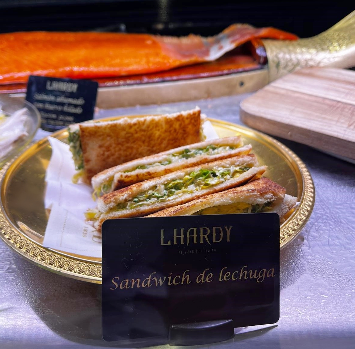 Desde hace casi dos siglos, nuestra tienda abre sus puertas en pleno corazón de Madrid para tomar aperitivos como estos.
#Lhardy #Madrid1839