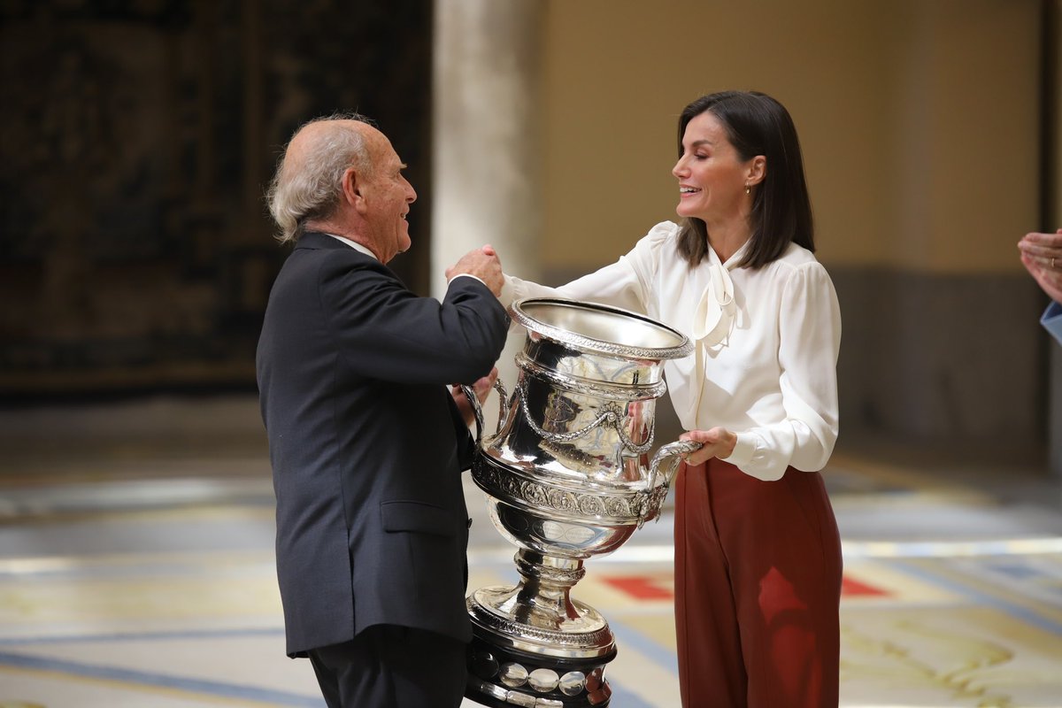 RCMediterraneo's tweet photo. El Real Club Mediterráneo recibe el Premio Nacional de Deporte de la mano de los Reyes de España. Un reconocimiento histórico de la mano del @deportegob y @CasaReal https://t.co/bv3XEDNKig https://t.co/3l8EjQ38NU