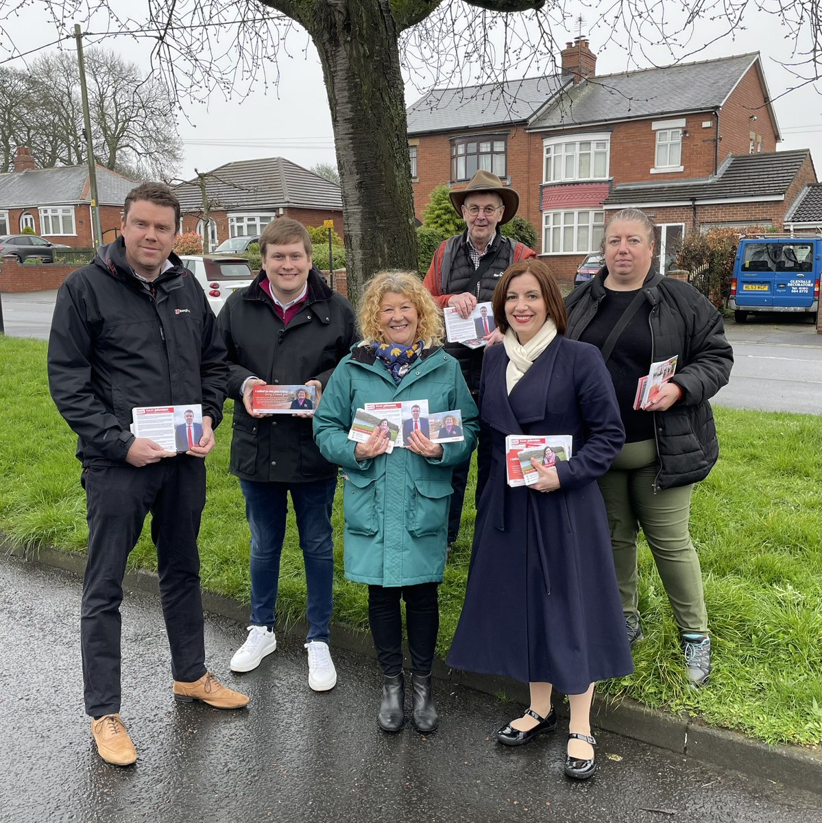 Out on the doorstep with @SusanDungworth and the @CoptHillLabour team. Labour will power up Britain, usher in a decade of national renewal and turn the page on fourteen years of Conservative decline. Every vote for Labour this May is a message that the country wants change.