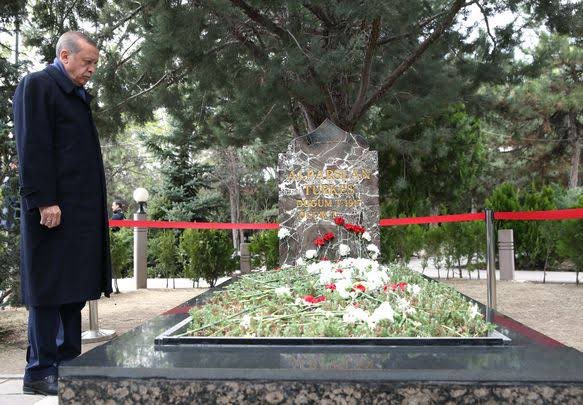 ulkucuhareketr's tweet photo. Cumhurbaşkanı Recep Tayyip Erdoğan,
Başbuğ Alparslan Türkeş'in 27. vefat yıldönümünde kabrini ziyaret etti. https://t.co/cpV7fIAKox