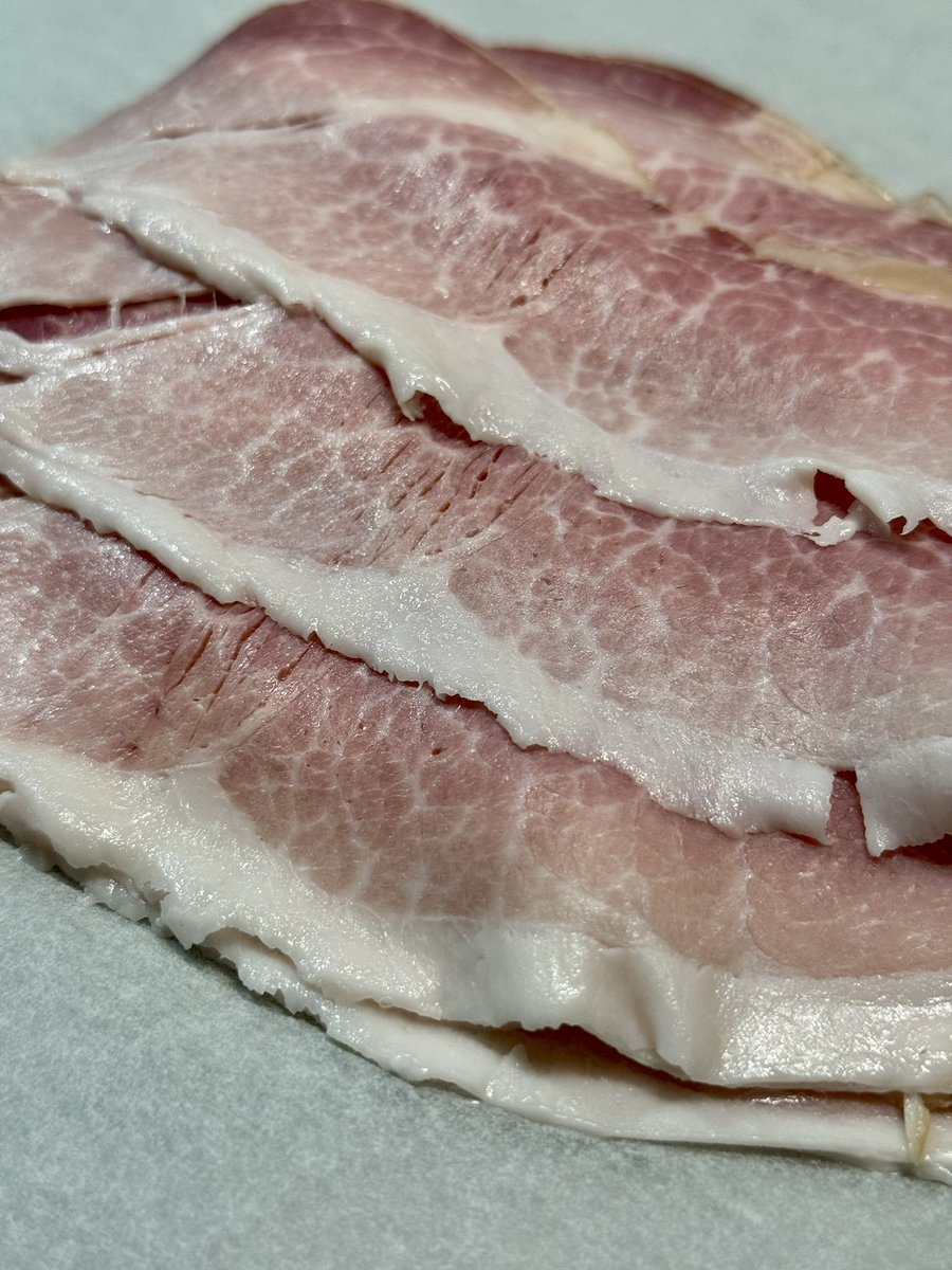 Se superan los de <a href="/embutialejandro/">Embutidos Alejandro</a> porque hacen chacinas extremas y un jamón “Fumatto” de campeonato … suelen echarme la bronca cuando publico estas cosas porque a los comerciales les vuelven locos, pero esas lonchas son de otro planeta, no hay un jamón blanco igual. Madre mía.