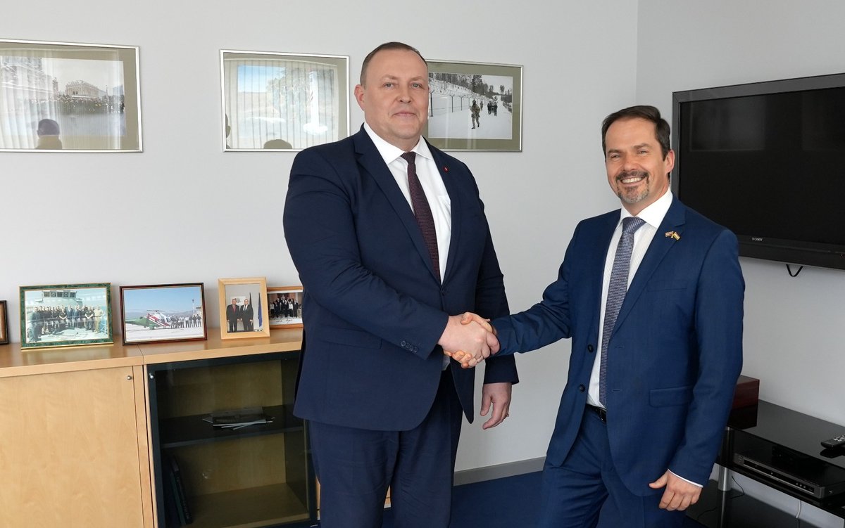 🇱🇻🇭🇺Šodien notika Ungārijas vēstnieka Latvijā G.Urkuti kunga iepazīšanas vizīte Iekšlietu ministrijā. Sarunā vēstnieks uzteica Latvijas un Ungārijas veiksmīgo sadarbību gan Eiropas Savienībā un NATO, gan divpusēji.