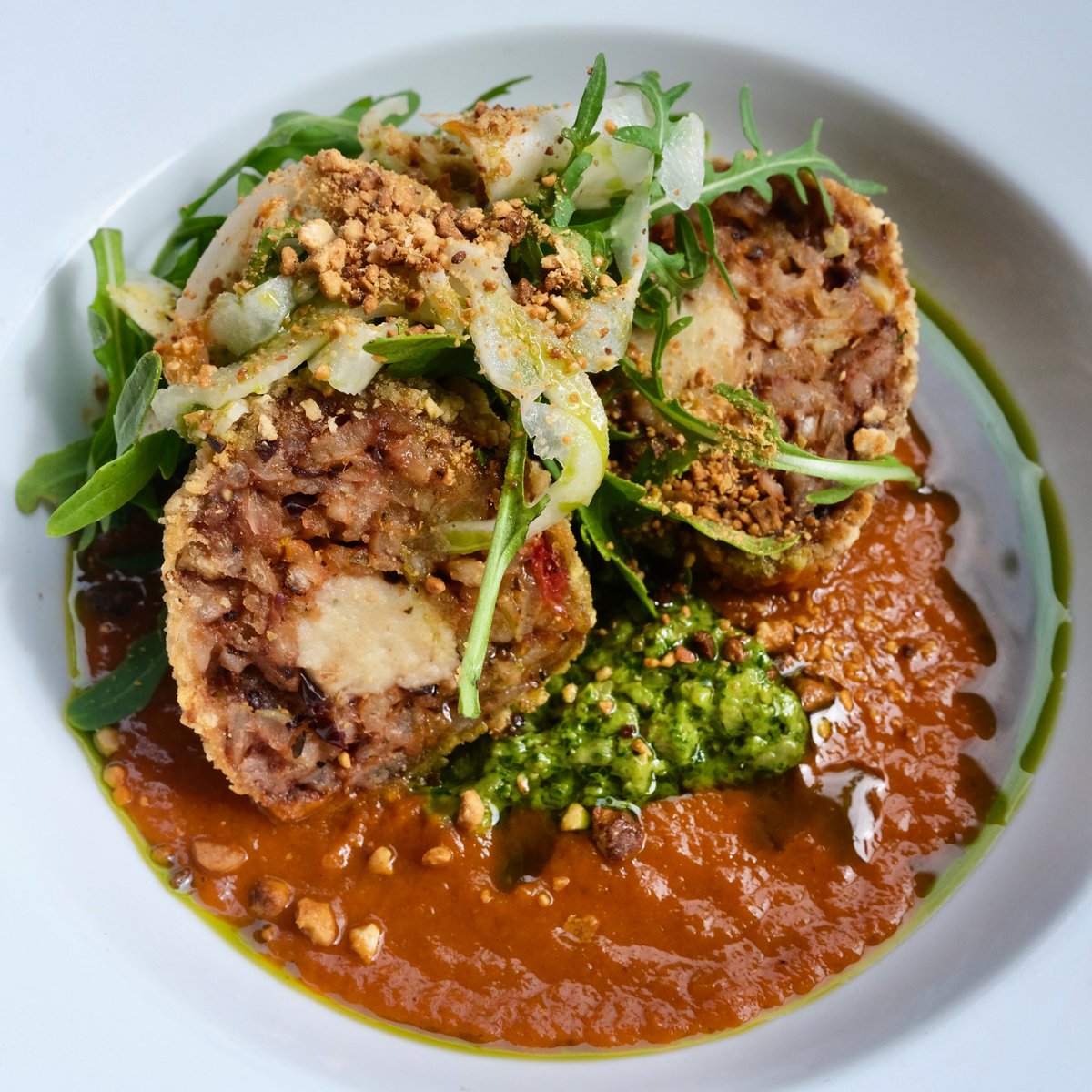 Tomato, black olive & cashew arancini w/ pesto, pickled fennel, tomato & basil sauce 🌱