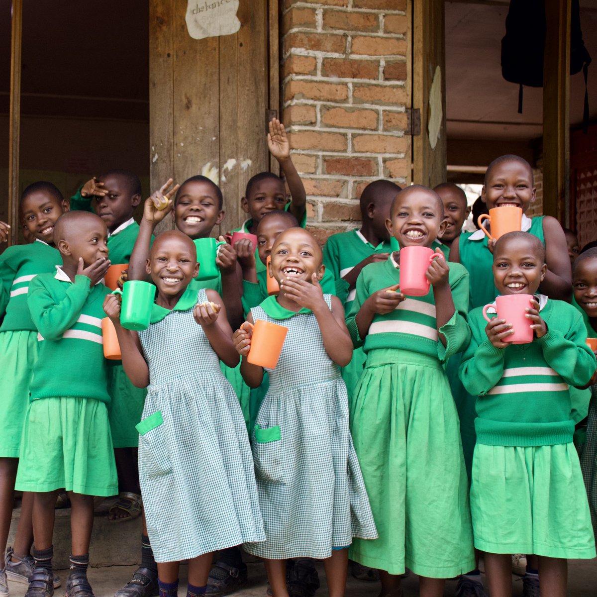 Serving nutritious meals 🍛in schools boosts children’s immune systems reducing the risk of illnesses, and ensures they have the energy to focus and learn. At Nyaka schools, meals are served twice every school day. #nyakahealth #MyHealthMyRight