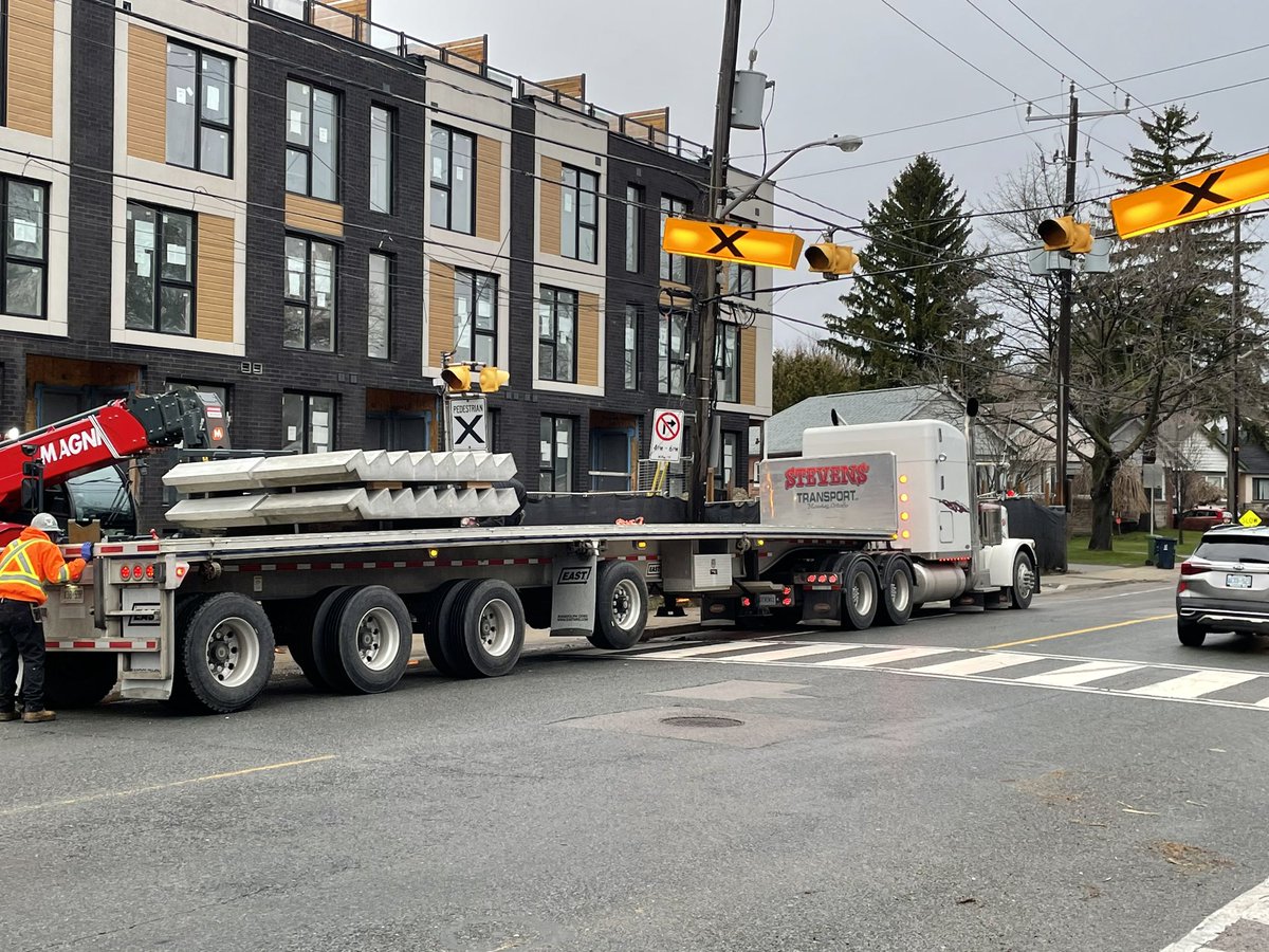 RevMacTO's tweet image. Just another day in penalty-free Toronto. The only safe place to cross Clonmore/Gerrard between Warden and Blantyre. @311Toronto #slowclap
