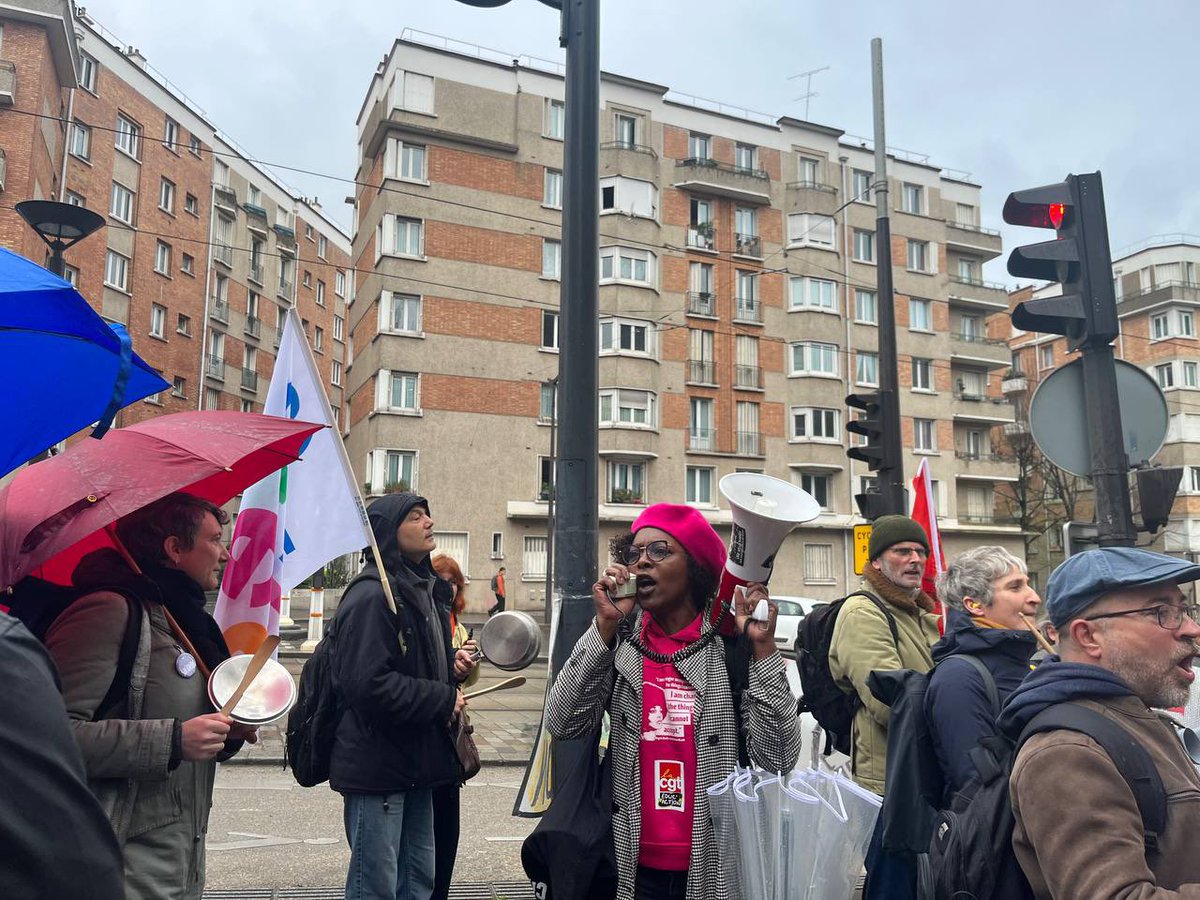 S_Legrain's tweet photo. Dès son premier jour, il aura pu constater la détermination de la communauté éducative parisienne, mobilisée devant le Rectorat… 

Contre le choc des savoirs et la casse de l’école publique, elle ne lâchera rien ! https://t.co/RylfuiRCUw