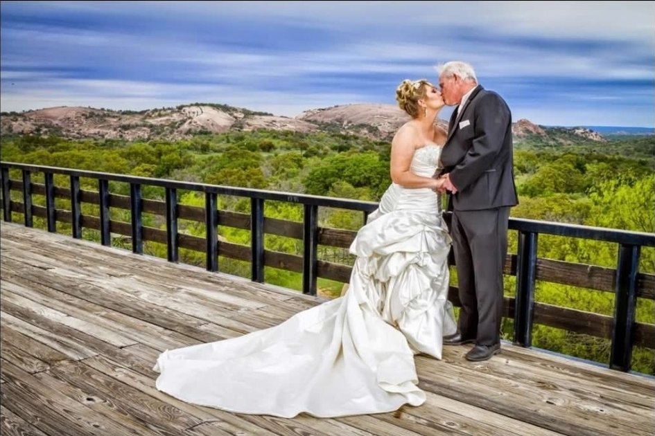 Good morning, frens! Going to be a great day! Sunshine, chickies hatching and oh yeah... my wedding anniversary! God, is good! 🙏🥰
#enchantedrock #troisestate