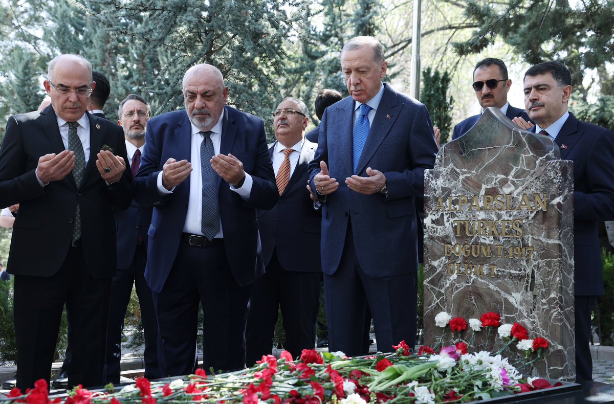 Cumhurbaşkanımız @RTErdogan, Milliyetçi Hareket Partisi (MHP) Kurucu Genel Başkanı Alparslan Türkeş'in Beştepe'deki anıt mezarını ziyaret etti.