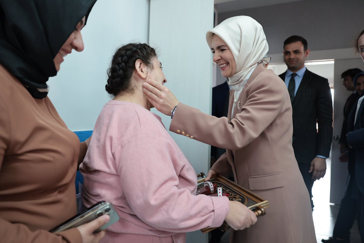 📍 Kahramanmaraş Bakanımız Sn. Mahinur Özdemir Göktaş, Onikişubat Gündüz Bakım, Rehabilitasyon ve Aile Danışma Merkezi’ni ziyaret etti. Engelli vatandaşlarımıza ve ailelerine yönelik sosyal hizmetlerimizin kalitesini her geçen gün artırıyor, engellilerimizin toplumsal yaşamın