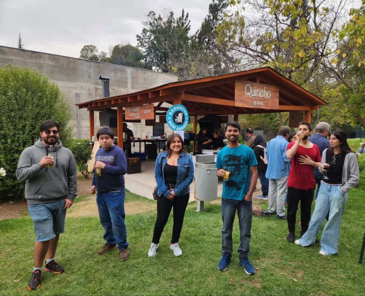 AstroUnab's tweet photo. Comenzamos nuestro nuevo año académico dando la bienvenida a los nuevos estudiantes de doctorado Matías Espinoza, Valentina Araya y Pablo Rodríguez y al nuevo becario postdoctoral Dr. Ankit Kumar con una fiesta de barbacoa. deseando un año fructífero por delante
@UnabDcf https://t.co/6JLcb2JfJg