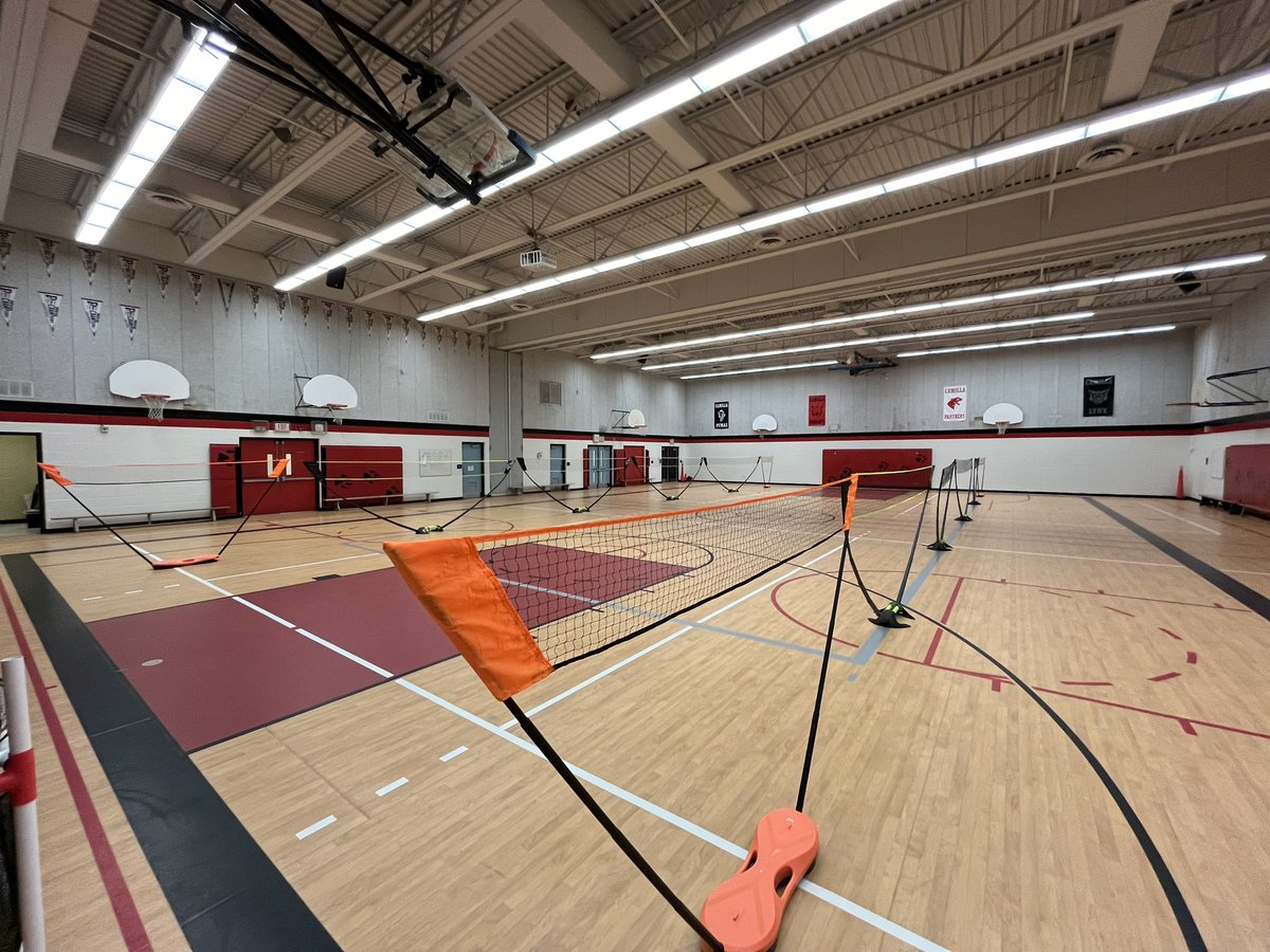 Brilliant use of space to maximize participation. Modified badminton courts and nets. @CamillaCougar does a fantastic job getting students moving! #physicalliteracy @PlayInPeel @hpe4pdsb @PeelSchools @PDSBDirector @opheacanada @SportForLife_ @PHECanada @SPESPHEA