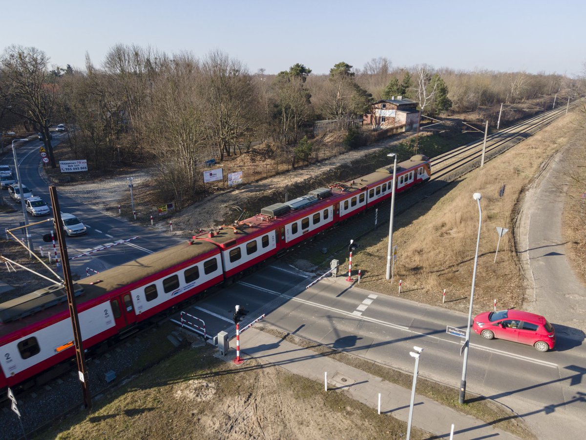 W #Poznań powstanie nowe bezkolizyjne skrzyżowanie – wiadukt drogowy na ul. Golęcińskiej. Zwiększy się #bezpieczeństwo w ruchu 🚄 i🚗, zapewniona będzie dogodna komunikacja. Prace ruszą jeszcze w kwietniu. To inwestycja PLK SA oraz Miasta Poznań. 👉 plk-sa.pl/o-spolce/biuro…