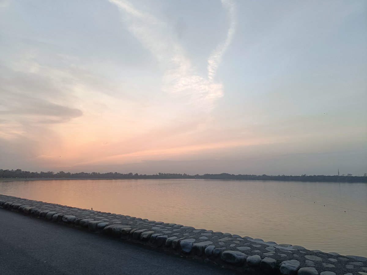 Whenever you want your mind to be at ease just come here and feel the breeze...

#Sukhnalake #Chandigarh #Lake #NaturePhotography #naturelovers #NatureTherapy #NatureExplorers