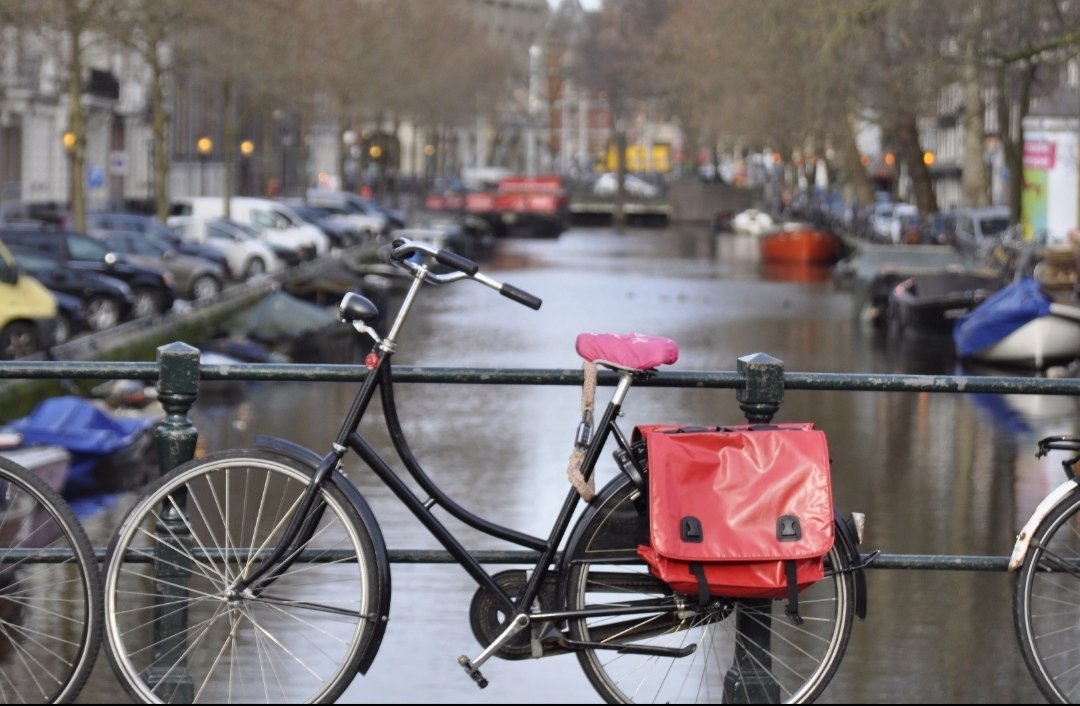 Classic Amsterdam street shot:)) #Amsterdam #streetphoto #streetphotography #streets #redbike #bike #canal