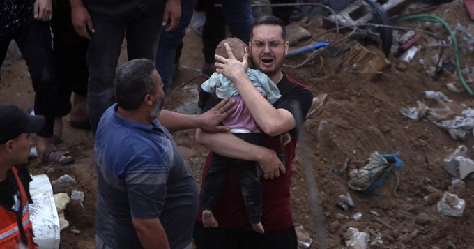 Um ataque israelense a um prédio residencial que abrigava centenas de pessoas no centro de Gaza, em 31 de outubro de 2023, é um aparente crime de guerra. Pelo menos 106 civis, incluindo 54 crianças, morreram. Saiba mais em: hrw.org/pt/news/2024/0…