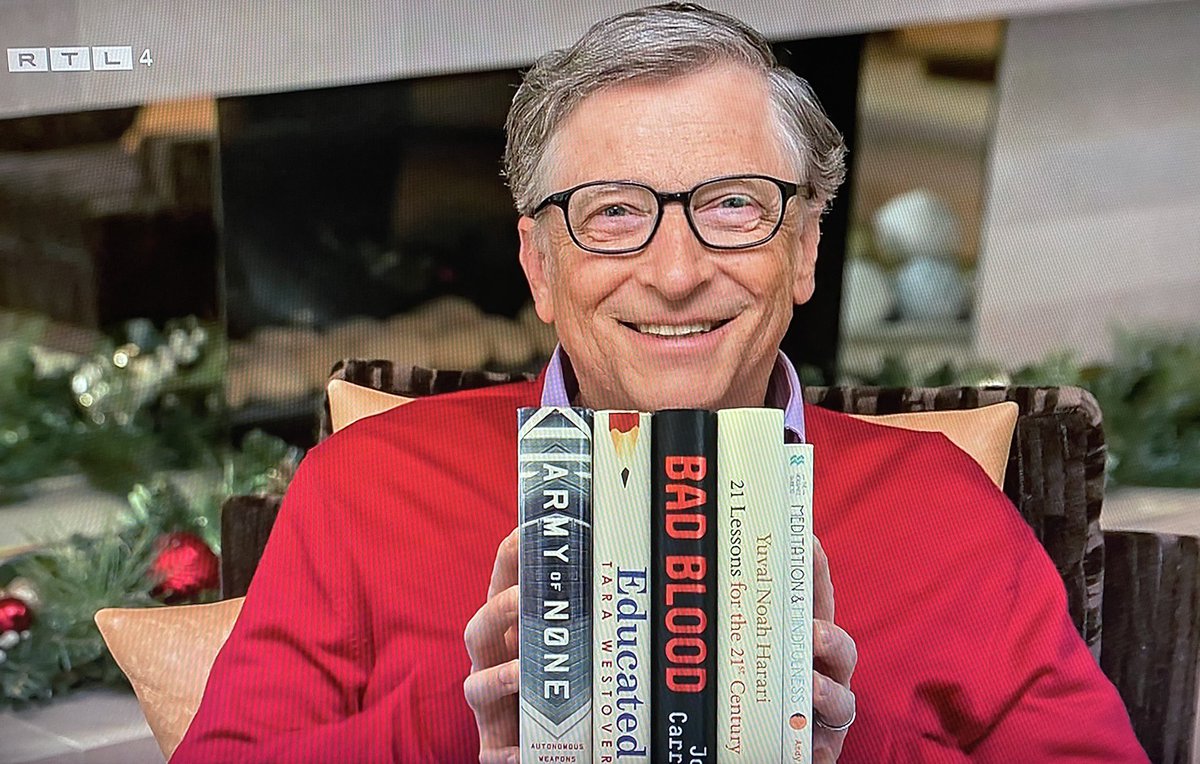 Tweeeety2021's tweet photo. Bij #Beau gisteravond op tv.
Bill Gates leest veel boeken.
En staat hier lachend op de foto met het boek ‘Bad Blood’.
#oversterfte #pathologisch https://t.co/45rTkA4R5u