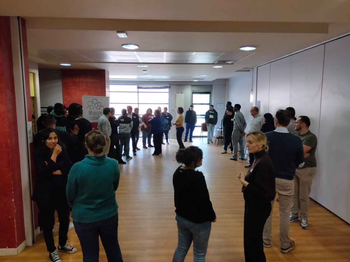 FondationSNCF's tweet image. Les #JournéesSolidairesSNCF se poursuivent en @RegionNormandie où nos salariés en #MécénatdeCompétences sont partis à la rencontre de jeunes de la Mission Locale.
👉L&apos;objectif ? Renforcer leur confiance en eux, améliorer leur aisance à l&apos;oral grâce à des ateliers de théâtre.