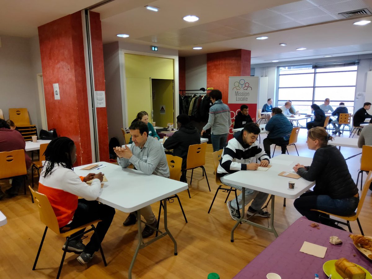 FondationSNCF's tweet image. Les #JournéesSolidairesSNCF se poursuivent en @RegionNormandie où nos salariés en #MécénatdeCompétences sont partis à la rencontre de jeunes de la Mission Locale.
👉L&apos;objectif ? Renforcer leur confiance en eux, améliorer leur aisance à l&apos;oral grâce à des ateliers de théâtre.