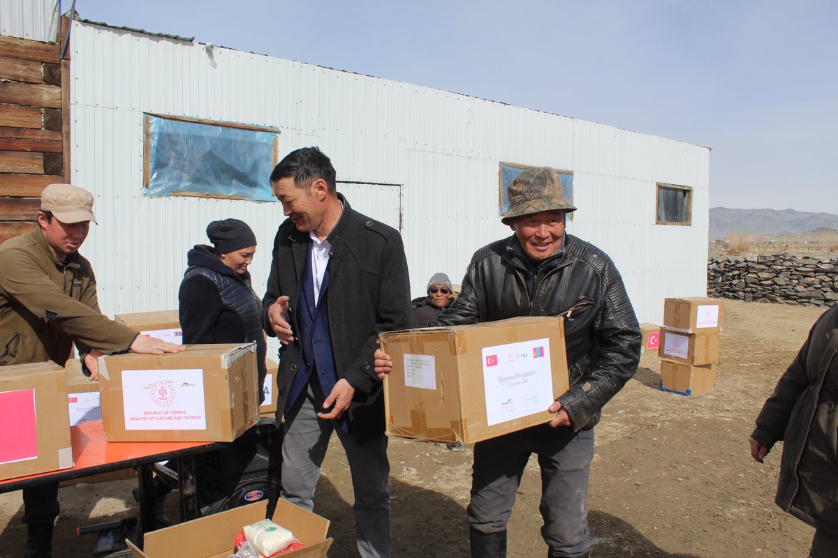 TİKA #Ramazan'ın bereketini #Moğolistan’da paylaşmaya devam ediyor 🇲🇳🇹🇷 ✨🌙Bayan-Ölgiy vilayetinde Duha, Tuva ve Hoton Türklerinin yoğun olarak yaşadığı ilçelerde 600 aileye gıda kolisi ulaştırdı. 🔗tika.gov.tr/tika-ramazanin…