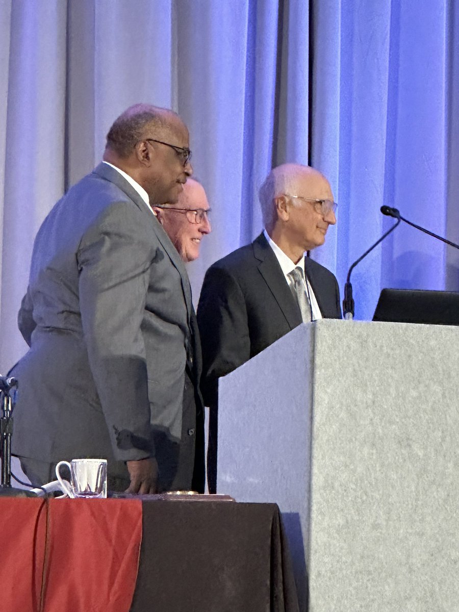 Prof John Alverdy is awarded the Medal for Scientific Achievement by the American Surgical Association @AmerSurg, one of the highest honors from the oldest and most distinguished surgical society in the nation. @uchicagosurgery @uchicago @UChicagoMed