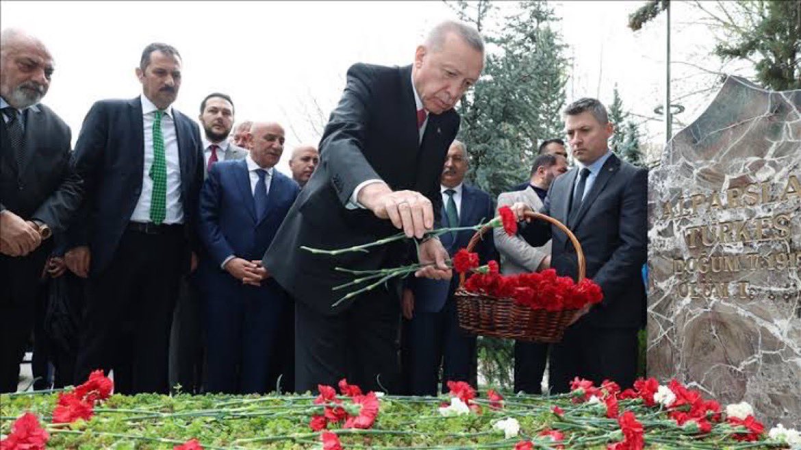 🔴Cumhurbaşkanı Erdoğan, Alparslan Türkeş'in kabrini ziyaret etti.