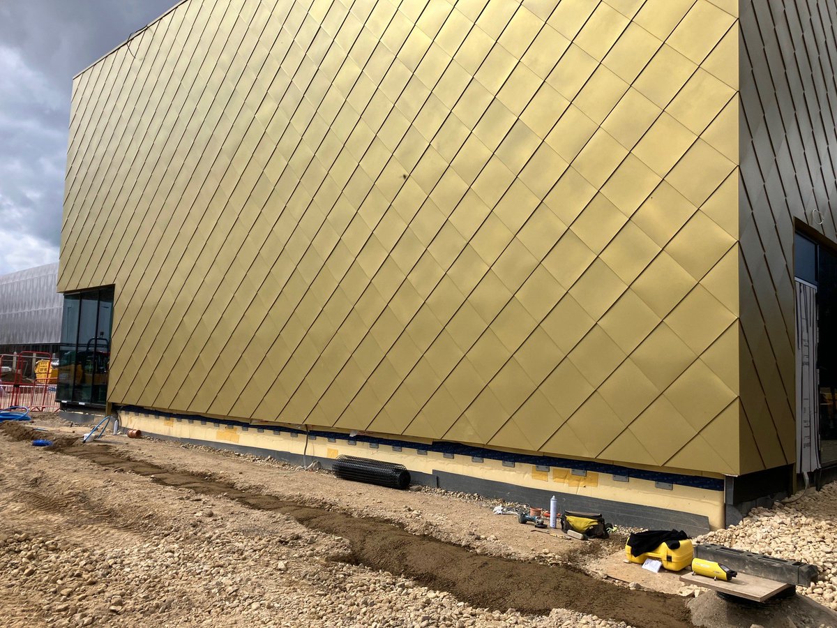 CambsPboroCA's tweet photo. Striking gold!

These recent images capture an early impression of the stunning facades on the rapidly emerging third phase building of ARU Peterborough, including the flexible Living Lab public science space. 

It's on course to be ready for use in the new academic year. https://t.co/zTawdoCdMP