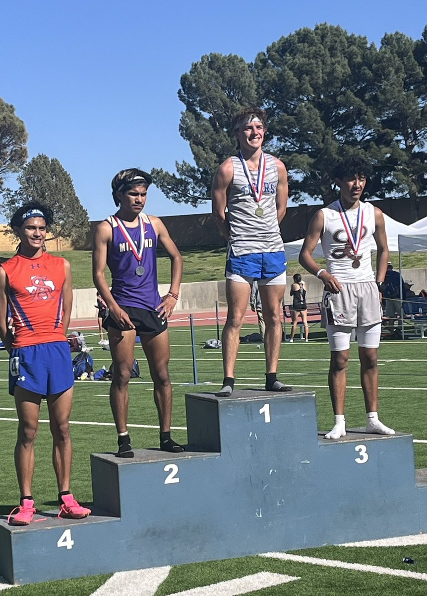 morrison_nicki's tweet photo. District 2-6A 2 mile CHAMPION!PR 9:44!!🥇🐯 https://t.co/VdF2l9i6Wj