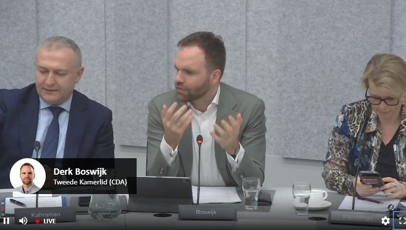 📢 Happening now: global health strategy debate As @DerkBoswijk says : It is more effective and cheaper to address pandemics at the source. A global approach to health is in the Dutch interest.