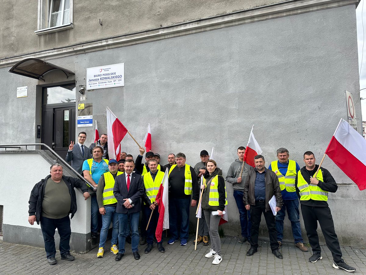 DeDydynski's tweet photo. Przed chwilą Rolnicy odwiedzili Biuro Poselskie @JKowalski_posel 🇵🇱. Wizyta przebiegła bardzo przyjaźnie i spokojnie. Przedstawiciele #ProtestRolników zostawili dokumenty zawierające ich postulaty oraz umówili kolejne spotkanie z Panem Posłem w Izbie Rolniczej. #MuremZaRolnikami https://t.co/WxLn1SWLmU